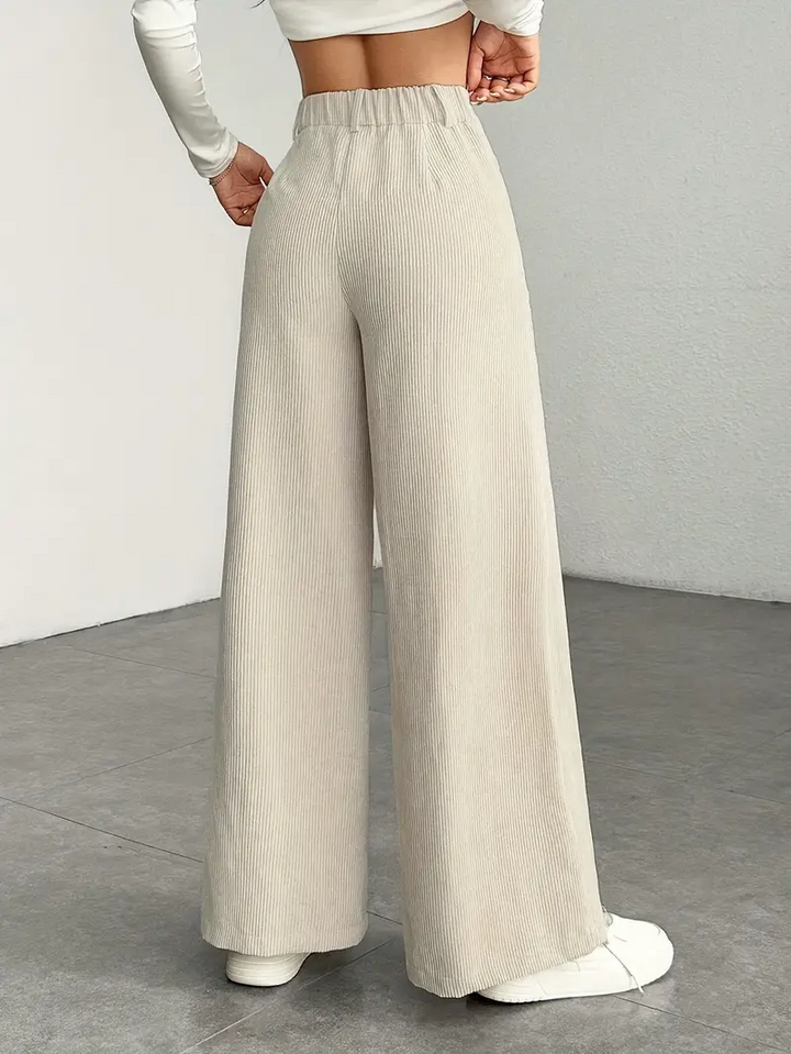 Trendige Damenhose mit hoher Taille & weitem Bein. Eine elegante Hose für Business Casual und stilvolle Freizeitlooks.