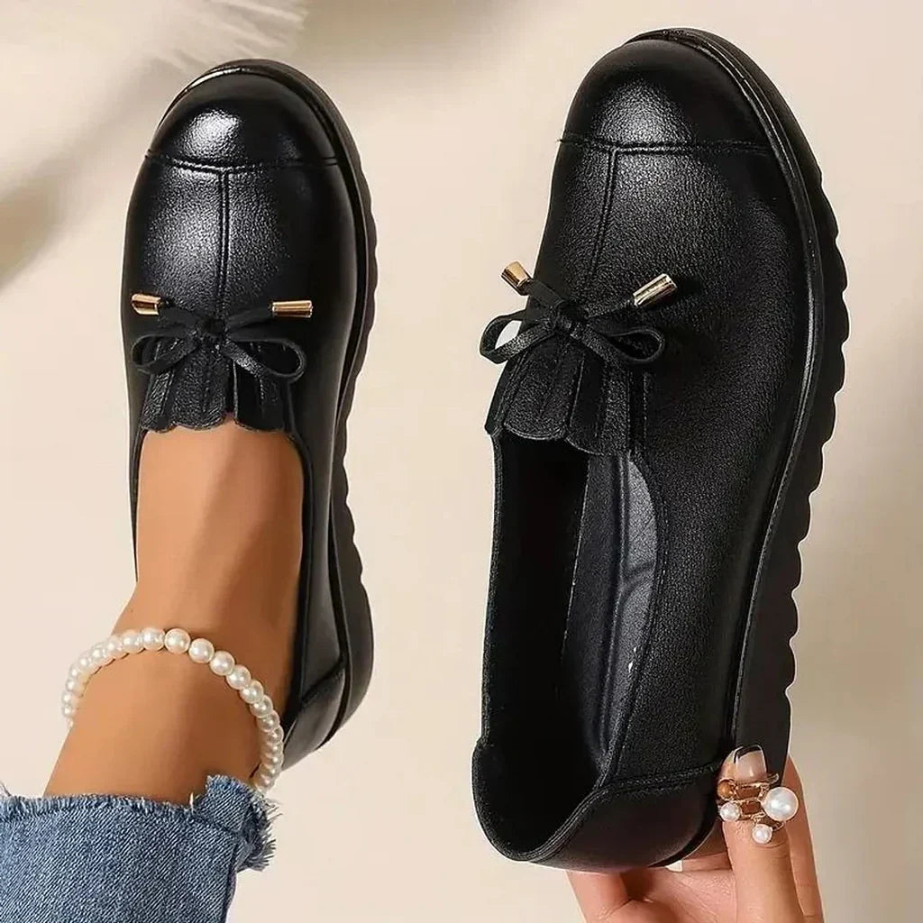 Orthopädische Damen Komfort Mokassins, elegant & bequem, für Fußgesundheit & Alltag. Slipper in Schwarz, Burgunder & Braun.