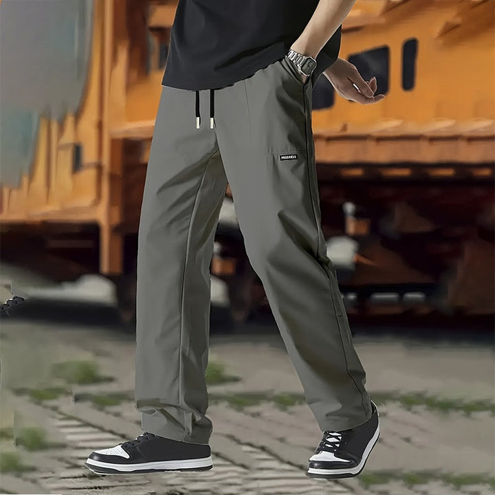 Lockere Herren Stoffhose, gerader Schnitt, perfekt als bequeme Freizeithose oder Casual Look.
