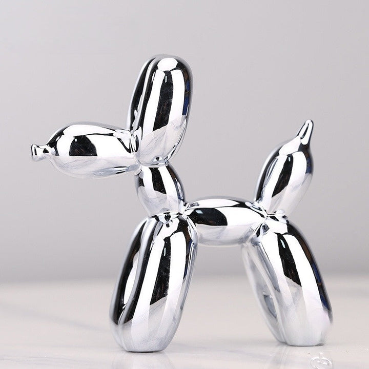 Glänzende Ballonhund Skulptur aus Kunstharz, modern und farbig. Perfekte Deko für Wohnzimmer und Innenbereich.