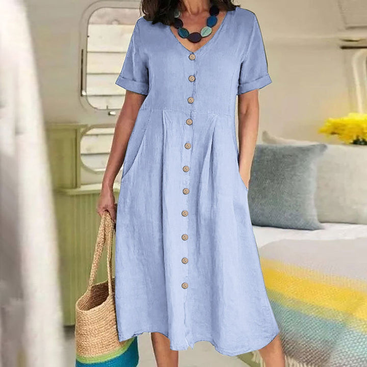 Dieses bequeme Damenkleid bietet einen V-Ausschnitt, Knopfleiste und ist locker geschnitten für den Sommer.