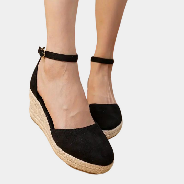Modische Damen-Sandalen Alina mit Keilabsatz. Bequeme Sommerschuhe für Damen mit verstellbarem Riemen.