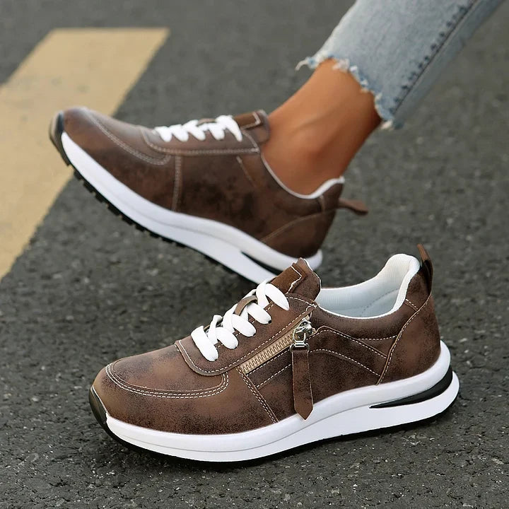Komfortabler Damen Walkingschuh in Schwarz mit Reißverschluss; ideal für lange Spaziergänge & täglichen Gebrauch.