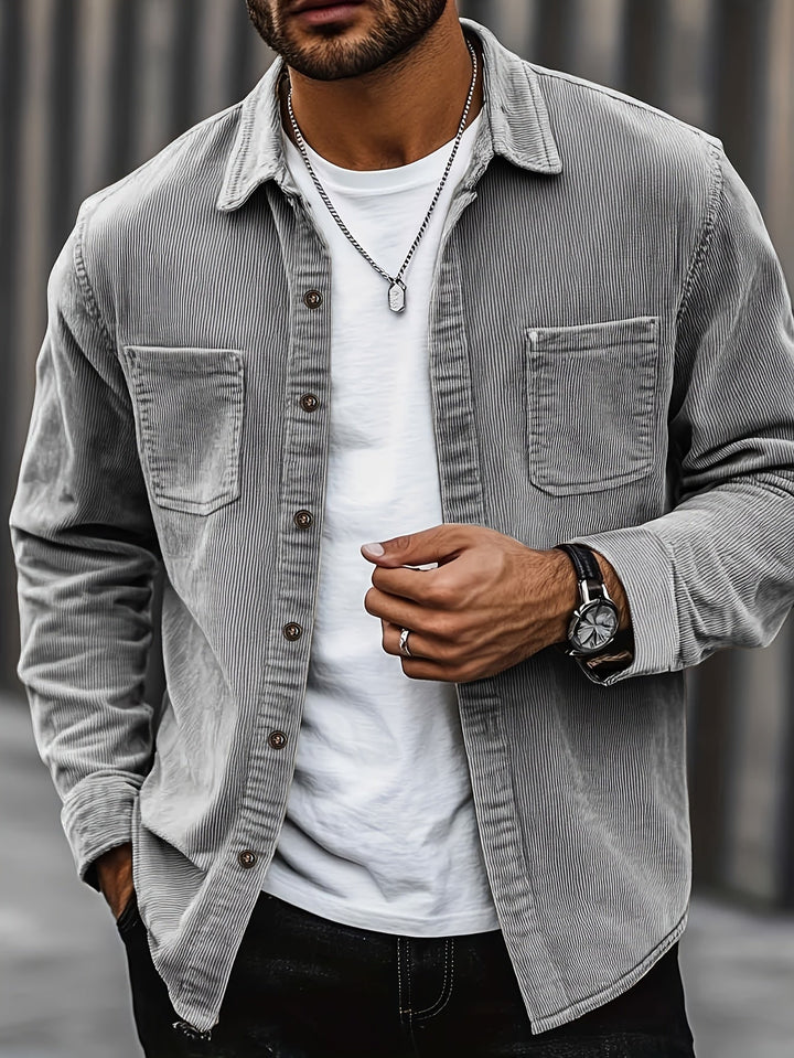 Casual Herren Hemdjacke Schwarz mit Reverskragen & Brusttaschen. Ideal als vielseitige Freizeitjacke.
