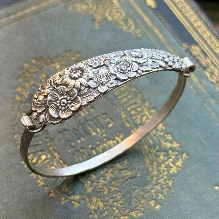 Detailreiches Damen Armband im Vintage-Design, silberfarben mit charmanter Blumengravur; klassischer Schmuck.
