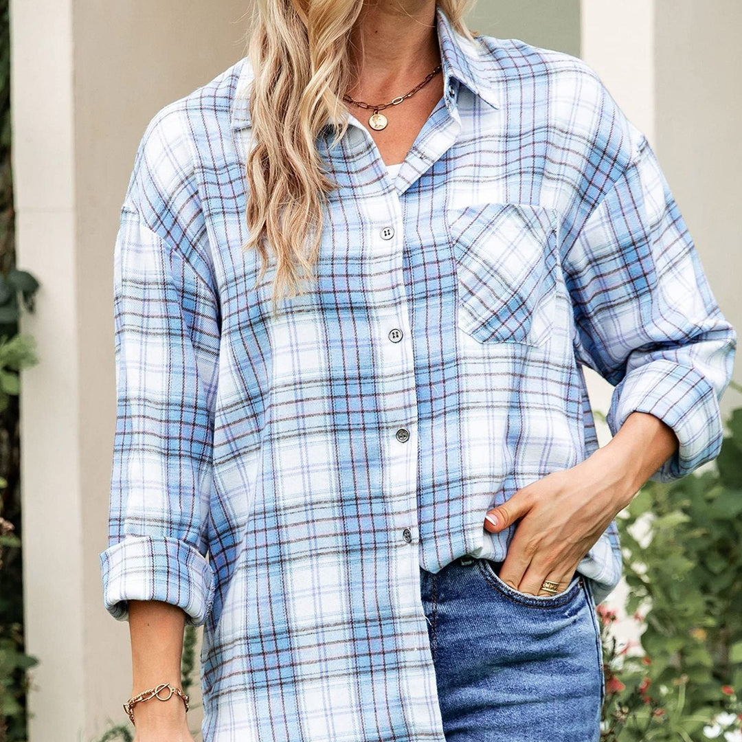Model trägt ein gemütliches Langarmhemd für Damen. Karohemd als Overshirt für einen entspannten Alltagslook.