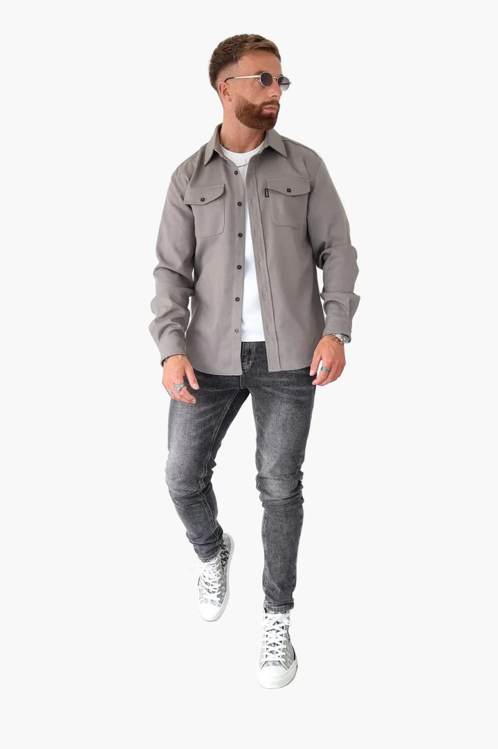 Modernes Herren Freizeithemd mit Brusttaschen aus hochwertigem Material. Vielseitiges, lässiges Hemd für Herbst & Frühling.
