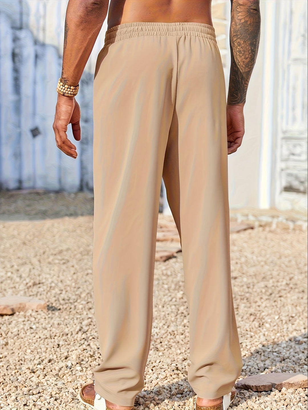 Detailaufnahme der knitterfreien Herrenhose, gerader Schnitt, knöchellang. Zeigt hochwertige Stofftextur.