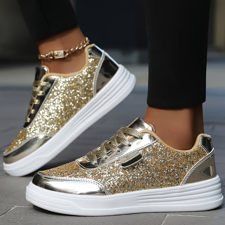 Frontale Ansicht der modischen Damen Glitzer Plateau Sneakers. Bequeme Freizeitschuhe für Frühling & Sommer.