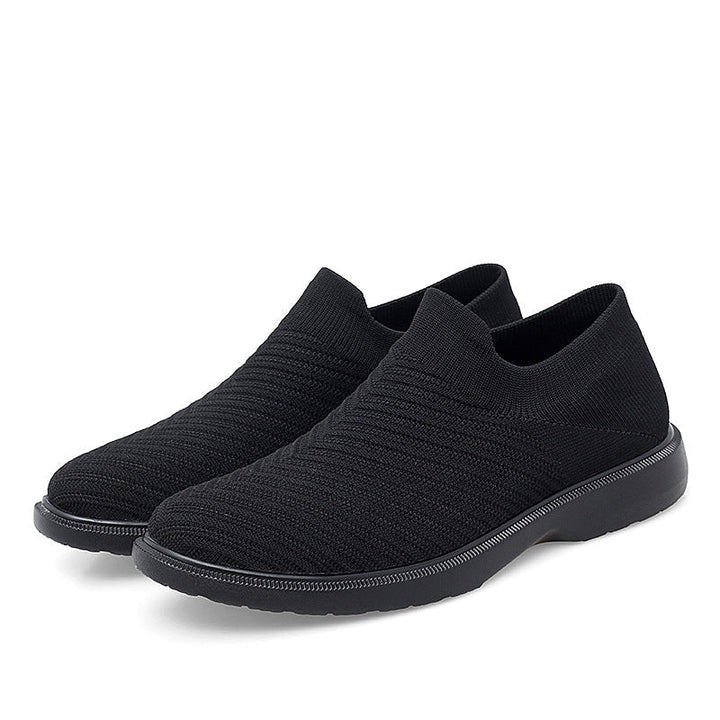 Komfortable, atmungsaktive schwarze Herren Sommer Sneaker. Leichte Alltagsschuhe mit flacher Sohle für Männer.