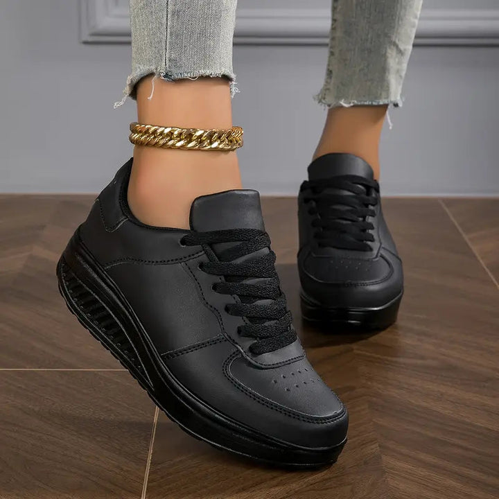 Dame trägt orthopädische Sneaker beim Gehen, betont Komfort, Fußgewölbeunterstützung & Atmungsaktivität.