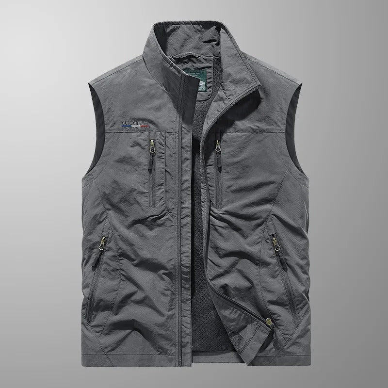 Atmungsaktive Herren Cargo-Weste für Outdoor-Abenteuer. Funktional mit vielen Reißverschluss-Taschen & robustem Stoff.