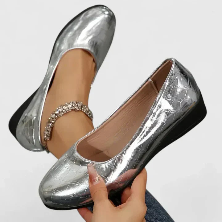 Detailansicht der strukturierten rutschfesten Sohle und des Memory-Schaums dieser orthopädischen Damen Loafers.