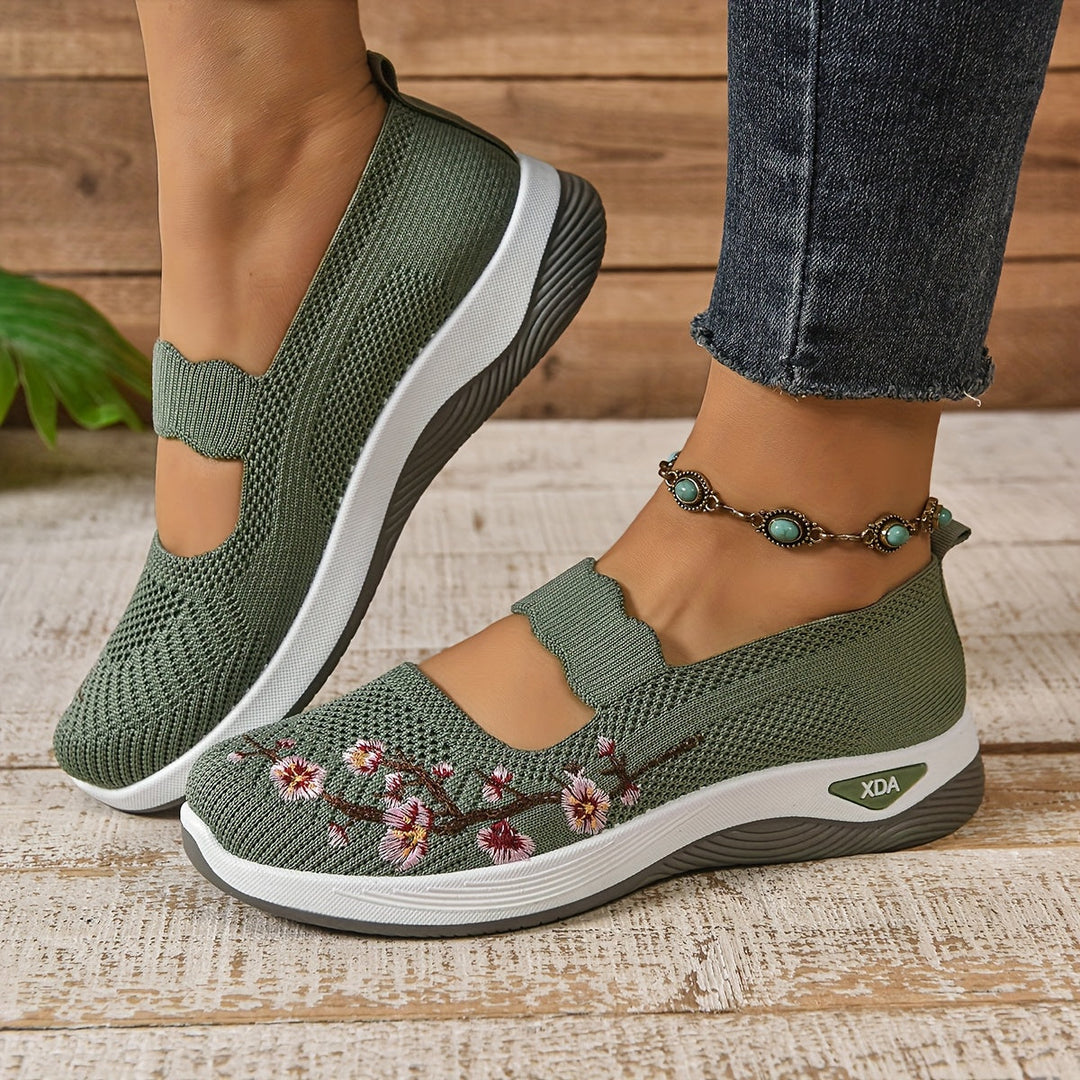 Damen Komfort-Sneaker mit floraler Stickerei & Klettverschluss am Fuß, demonstrieren hohen Tragekomfort.