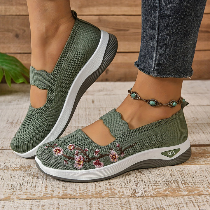Damen Komfort-Sneaker mit floraler Stickerei & Klettverschluss am Fuß, demonstrieren hohen Tragekomfort.