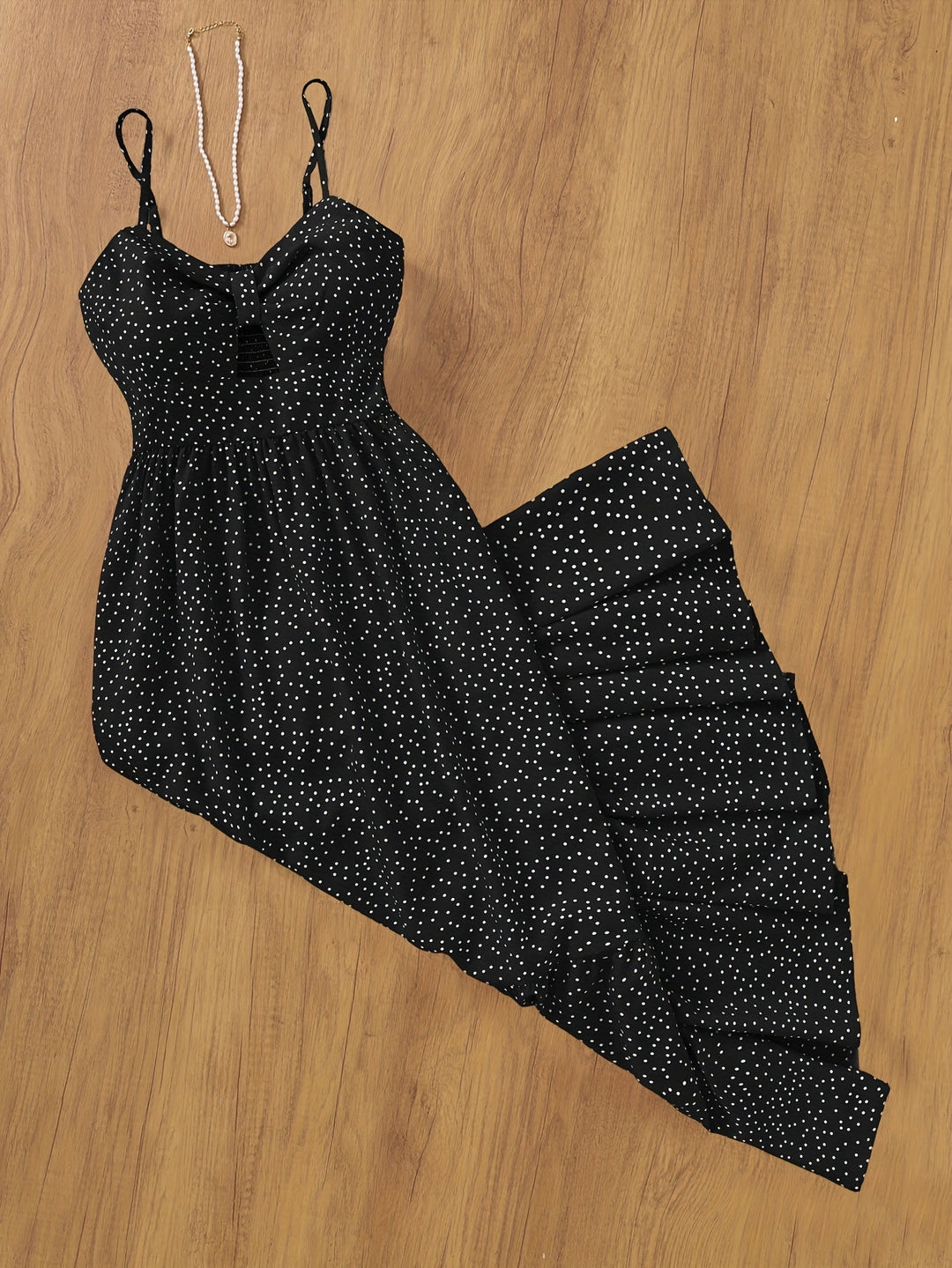 Elegantes Damen Maxikleid im Vintage-Stil, gepunktet, mit Volants, ideal für Sommer.