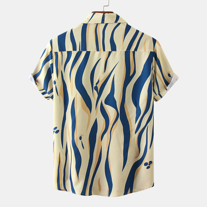 Stylisches Herren Sommerhemd mit trendigem Blumenmuster und Kurzarm. Perfektes Urlaubshemd für entspannte Tage.