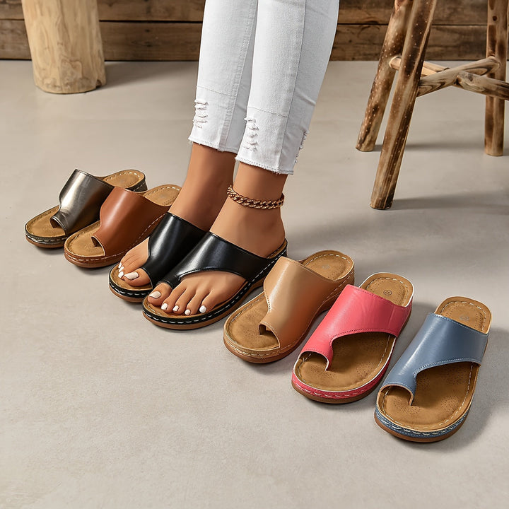 Elegante Damen Zehenschlauf-Sandalen mit Keilabsatz, ideal als bequeme Freizeitschuhe für den Alltag.