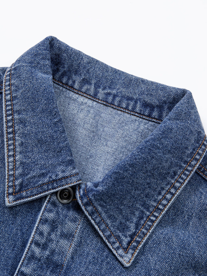 Rückansicht einer Herren-Denimweste, klassischer Schnitt für lässige Streetwear-Mode und Urban-Vibes.