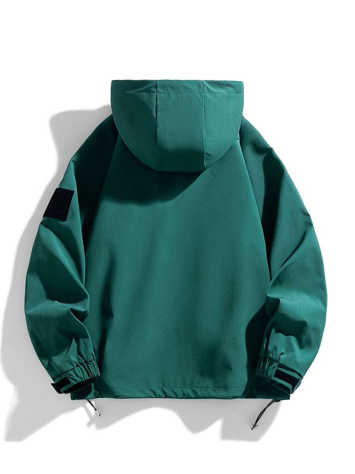 Nahaufnahme: Kapuze & Reißverschluss der grünen Unisex Sportjacke. Praktische Übergangsjacke für Herren & Damen.