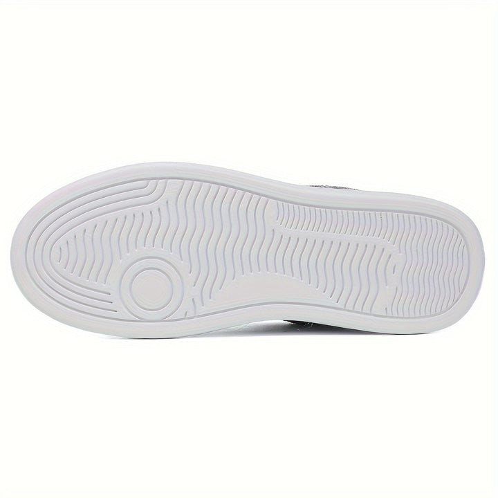 Frau trägt modische Glitzer Plateau Sneaker im Freizeit-Look. Perfekte Schuhe für Frühling & Sommer.