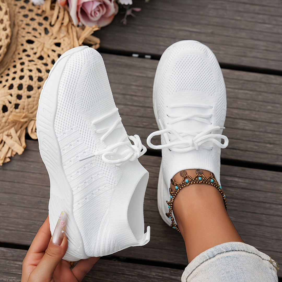 Weiße Damen Freizeitschuhe. Leichte, bequeme Sneaker für den Alltag und sommerliche Outfits. Komfortable Damenschuhe.