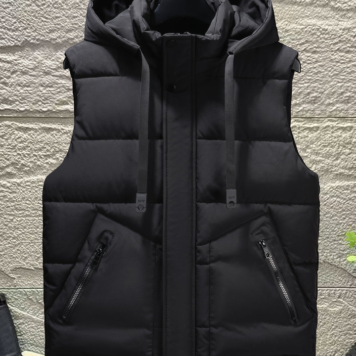 Hochwertige Herren Steppweste mit Kapuze, ideal für kühle Temperaturen.