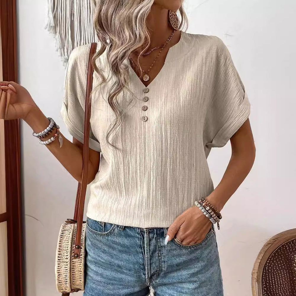 Elegantes Damen Kurzarm-Hemd für den Frühling, leger geschnitten mit V-Ausschnitt und Knopfdetails.