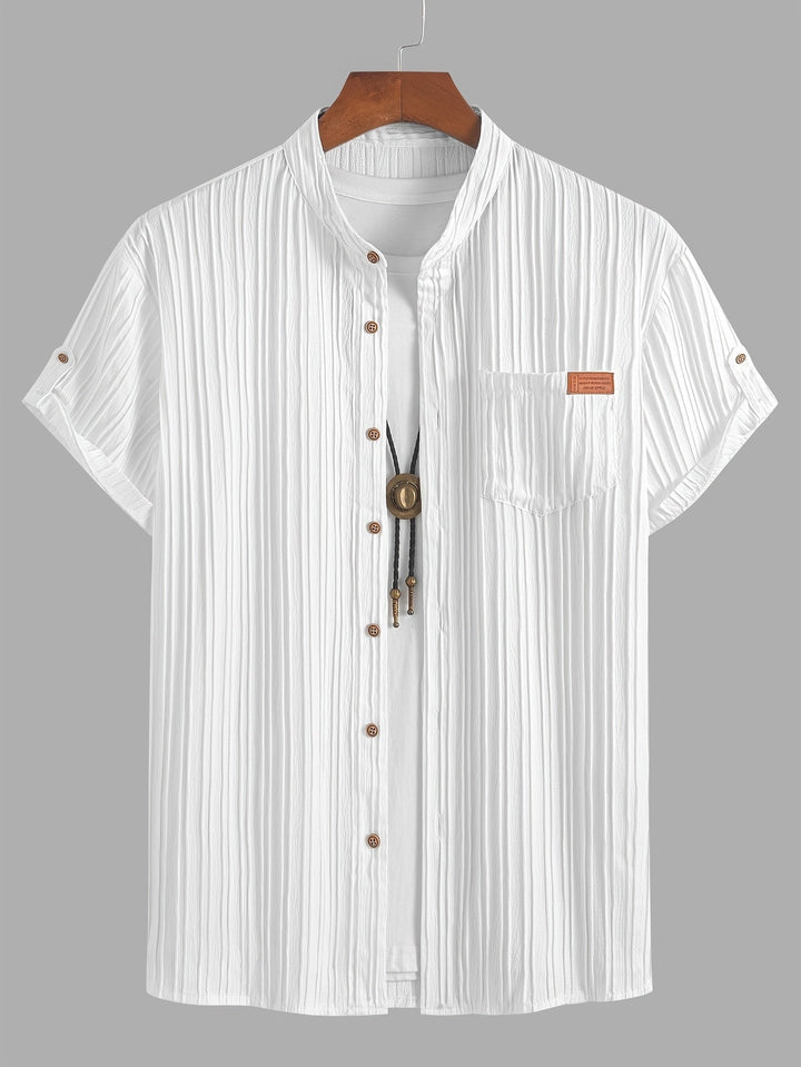 Elegantes, modernes Herren Kurzarmhemd mit Stehkragen, ideal für den stilvollen Sommerurlaub.