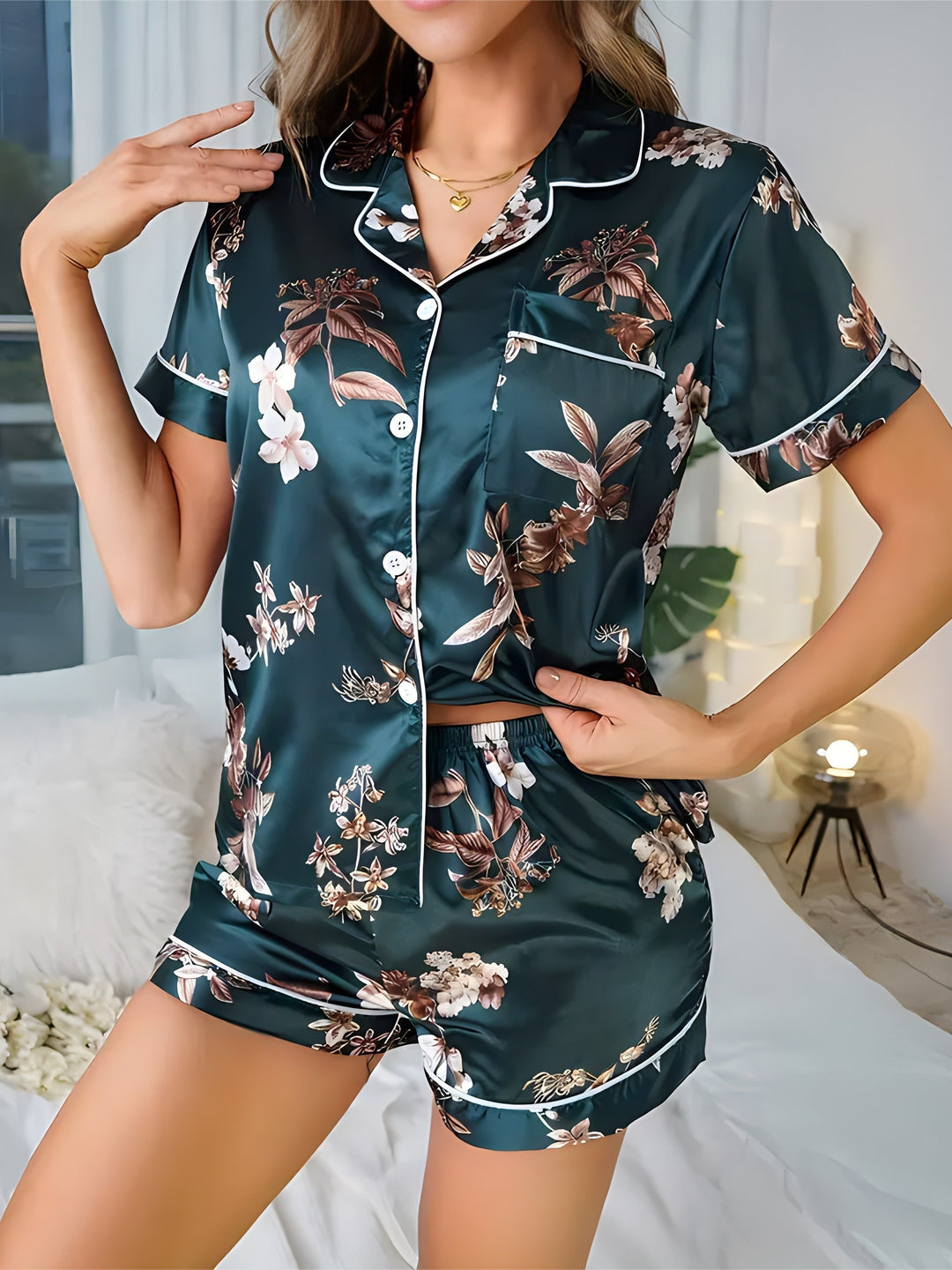 Damen Schlafanzug Set: Kurzarm-Oberteil und kurze Hose mit floralem Design. Stilvoller Pyjama für bequeme Nächte.