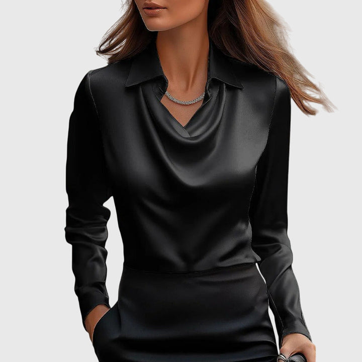 Modisches Damen Oberteil: Elegante Bluse mit Faltenausschnitt und Brusttasche.
