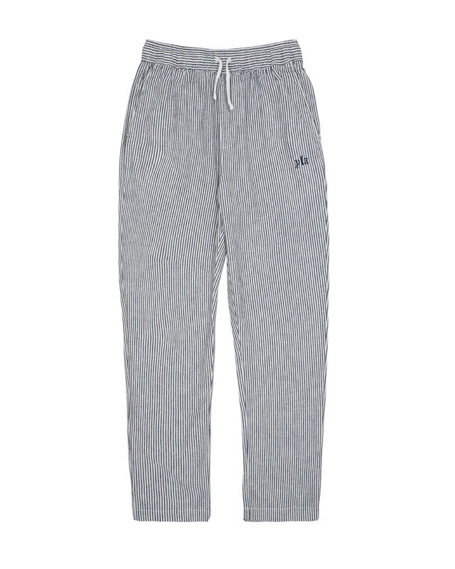 Nahaufnahme des Streifenmusters der Herren-Freizeithose, atmungsaktiv & strapazierfähig.