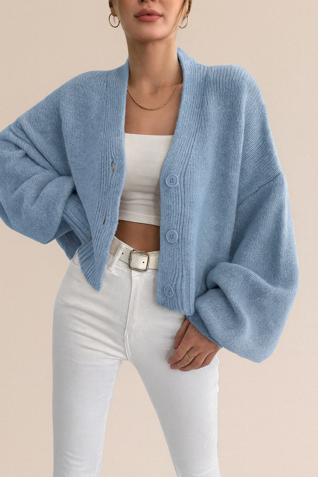 Feminin kurz geschnittener Damen Strick-Cardigan mit eleganten Puffärmeln und tiefem V-Ausschnitt. Komfortabel.