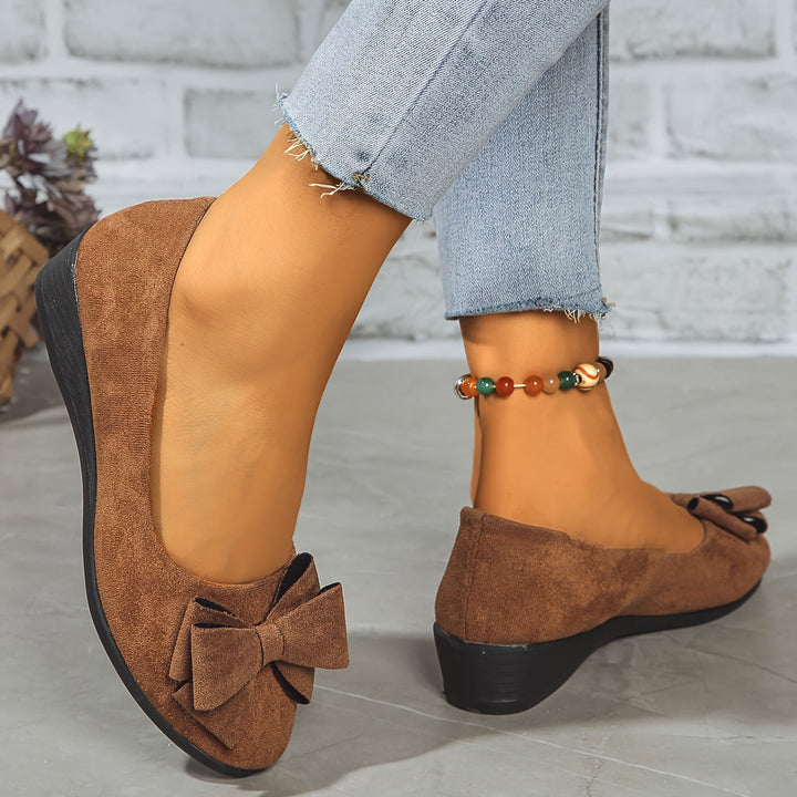 Ein Paar modische Damen Ballerinas mit gepolsterter Sohle auf hellem Hintergrund.