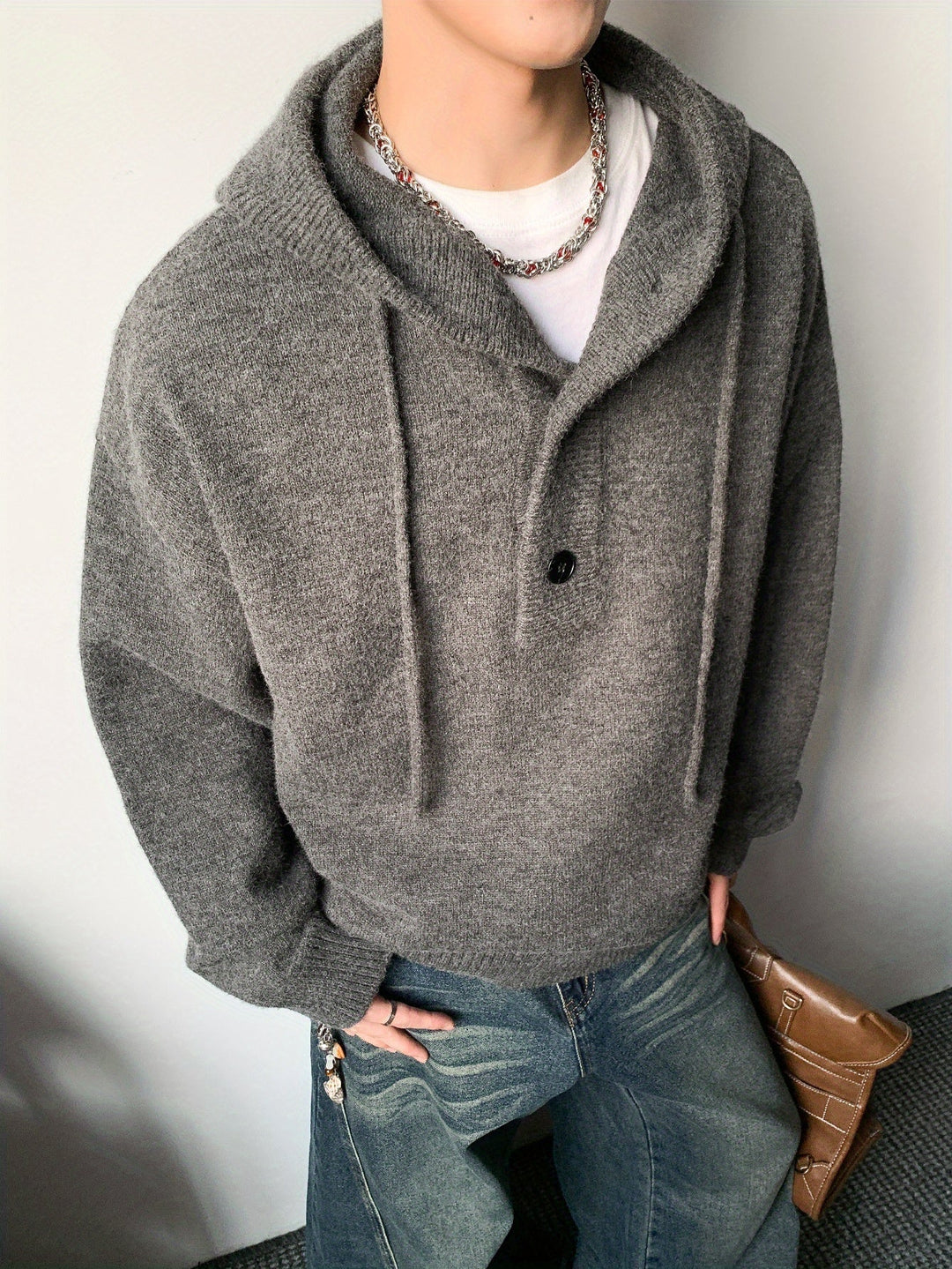 Freizeit-Herren Strick Hoodie dunkelgrau, ideal als warmer Kapuzenpullover für Männer im Herbst.