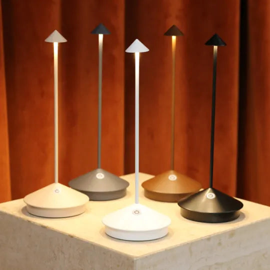 Robuste kabellose LED-Tischleuchte. Dimmbar, wasserfest für den Außenbereich, langlebig.