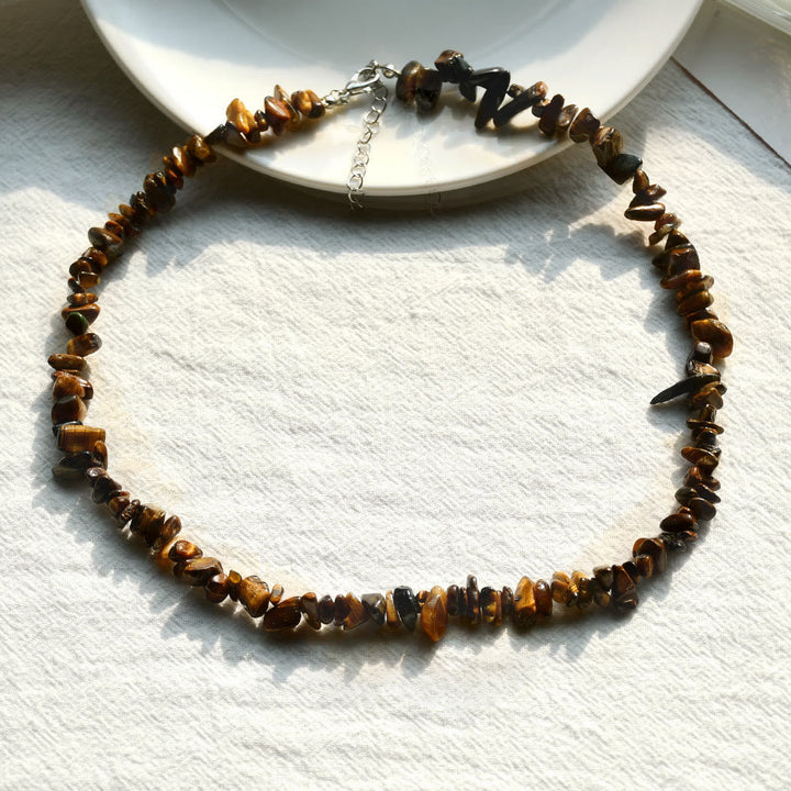 Modische Damenkette mit attraktivem Naturstein-Kristall-Anhänger.