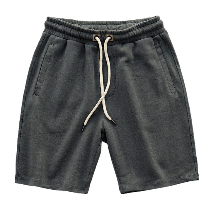Detailaufnahme gestrickter Herren Shorts mit Kordelzug. Bequeme Freizeitmode für den Sommer. Lockerer Schnitt.