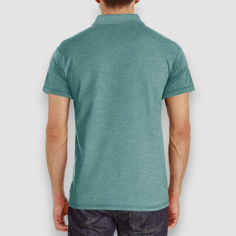 Mann trägt lässiges Herren Poloshirt kombiniert mit Chinohose, perfekt für einen entspannten Sommer-Look.