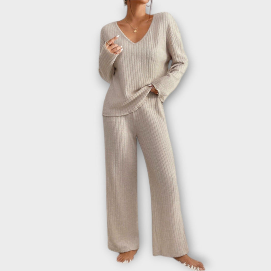 Bequemes Damen Lounge Set: V-Ausschnitt Oberteil und Freizeithose, ideal als Hausanzug oder Casual Wear.