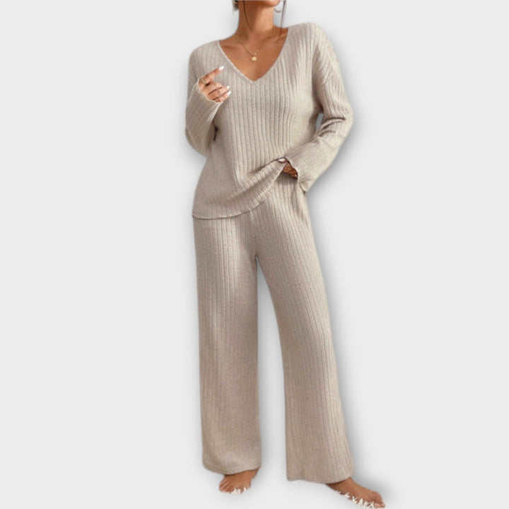Bequemes Damen Lounge Set: V-Ausschnitt Oberteil und Freizeithose, ideal als Hausanzug oder Casual Wear.