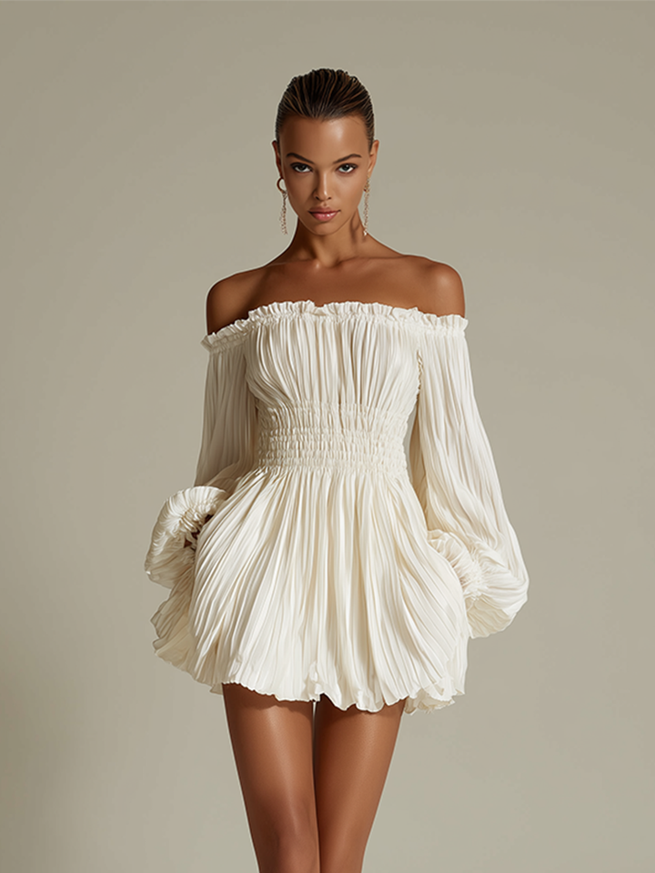 Zeitloses elfenbeinfarbenes Damenkleid mit eleganten Falten und ärmellosem Design. Perfektes Party- oder Cocktailkleid.
