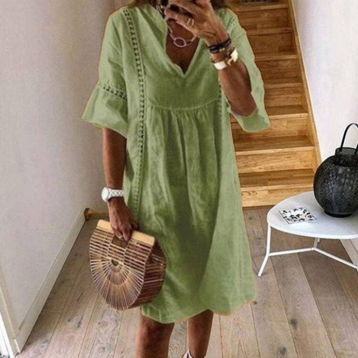 Gelbes, luftiges Sommerkleid mit Spitze und V-Ausschnitt für Damen, perfekt für Strand & warme Tage.