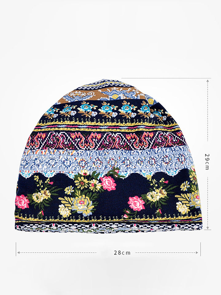 Detailaufnahme des weichen Baumwolle-Spandex-Gewebes der Damen Beanie Mütze mit Blumenmuster.