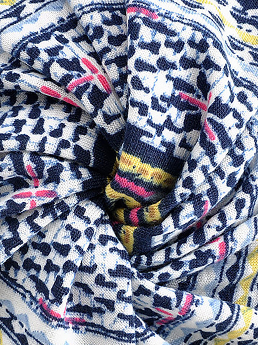 Aufgefaltete Damen Beanie Mütze mit lebhaftem Blumenmuster, zeigt die Vielseitigkeit dieser Kappe.