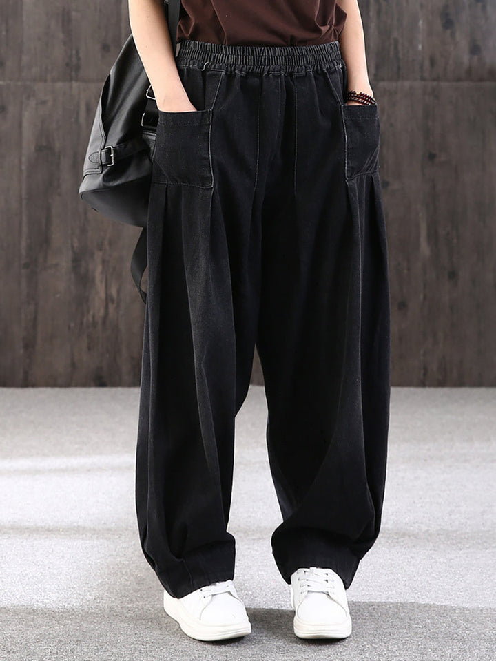 Flach gelegte blaue Damen Weite Baggy Jeans Hose, zeigt lockeren Schnitt für Streetwear und entspannte Freizeit.