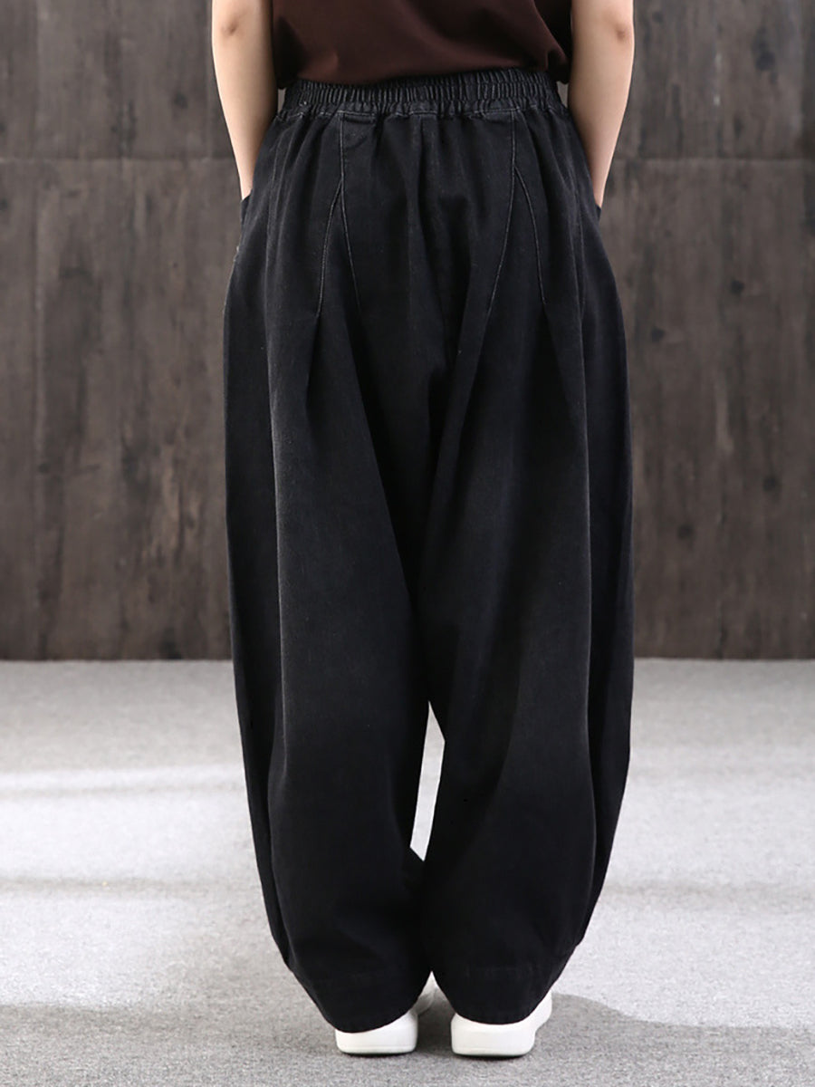 Frau in lässiger, blauer Damen Baggy Jeans Hose, die perfekte weite Freizeithose für komfortablen Streetwear.