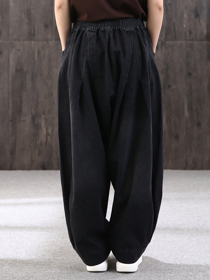 Frau in lässiger, blauer Damen Baggy Jeans Hose, die perfekte weite Freizeithose für komfortablen Streetwear.