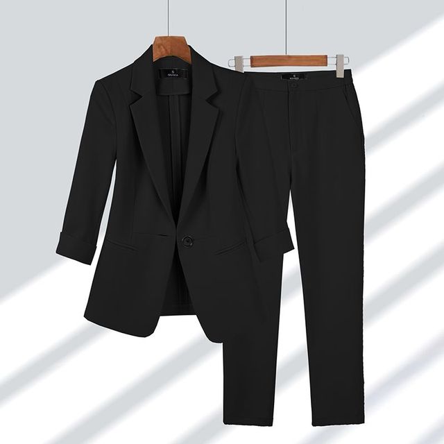 Modernes Damen-Hosenanzug-Set, ideal für das Büro und Business. Business Chic Zweiteiler für Frauen.