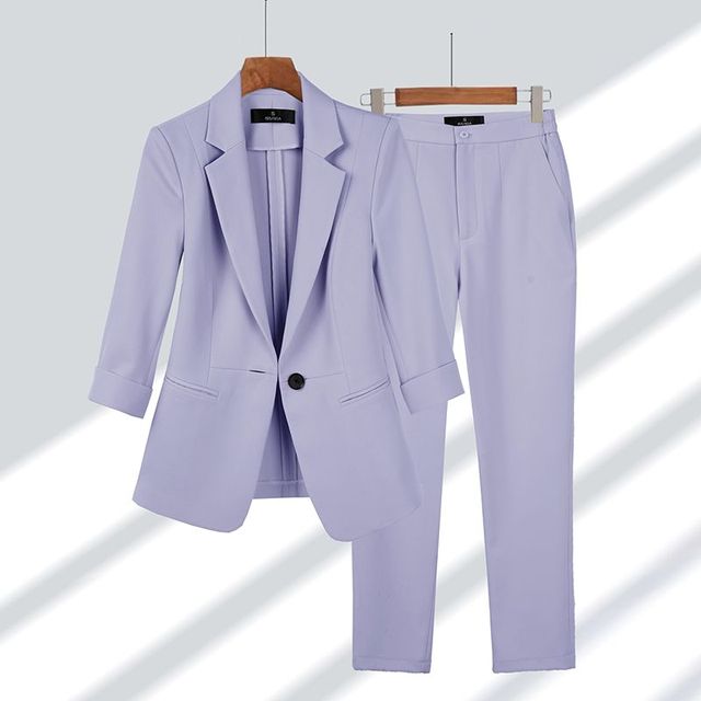 Eleganter Damen Blazer & passende Hose, formt ein zeitloses Outfit. Perfekter Damenanzug für Business & Alltag.